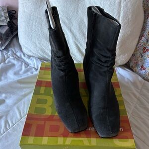 EUC Baretraps Mary Jo Gray Suede Wedge Boots sz 8 WIDE